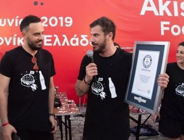 Ο Άκης Πετρετζίκης μπήκε στο βιβλίο Guinness - Δεν θα πιστεύετε τον λόγο (φώτο)